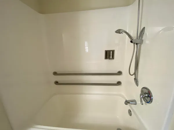 $1,965 | 100 Sentinel Court, Unit 107, Manchester, NH 03103