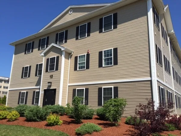 $1,965 | 100 Sentinel Court, Unit 107, Manchester, NH 03103