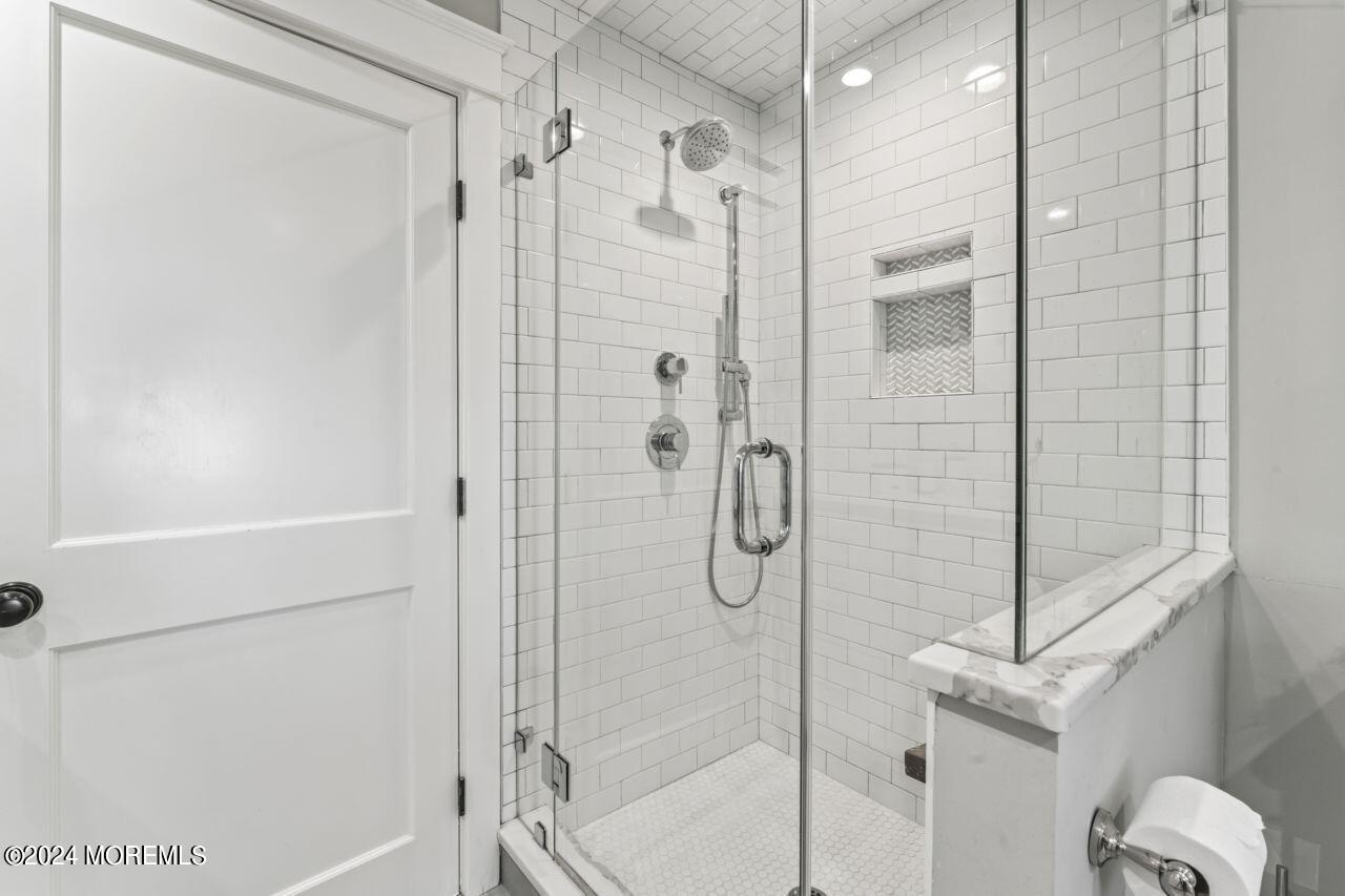 29 Oakes Road Rumson, NJ 07760 - Photo 32 of 66 Main Level Full Bath