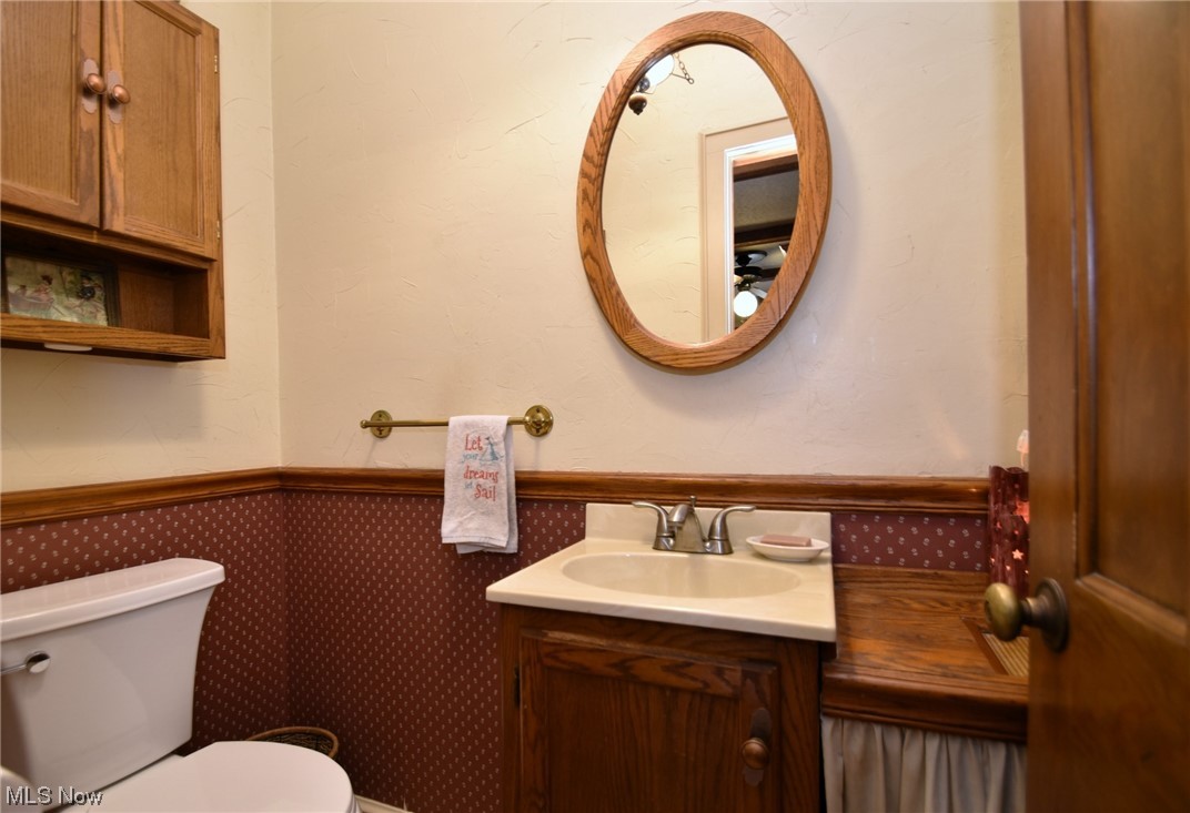 3712 Traver Road Beachwood, OH 44122 - Photo 19 of 43 1/2 bath on 1st of kitchen