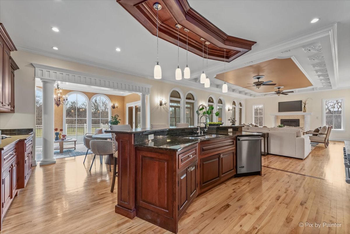 27 West Onwentsia Road Lake Forest, IL 60045 - Photo 17 of 73 a kitchen with lots of counter top space