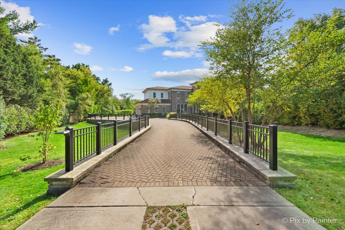 27 West Onwentsia Road Lake Forest, IL 60045 - Photo 4 of 73 a view of a balcony with trees