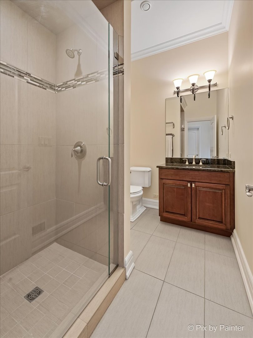 27 West Onwentsia Road Lake Forest, IL 60045 - Photo 49 of 73 a bathroom with a tub a sink and a mirror