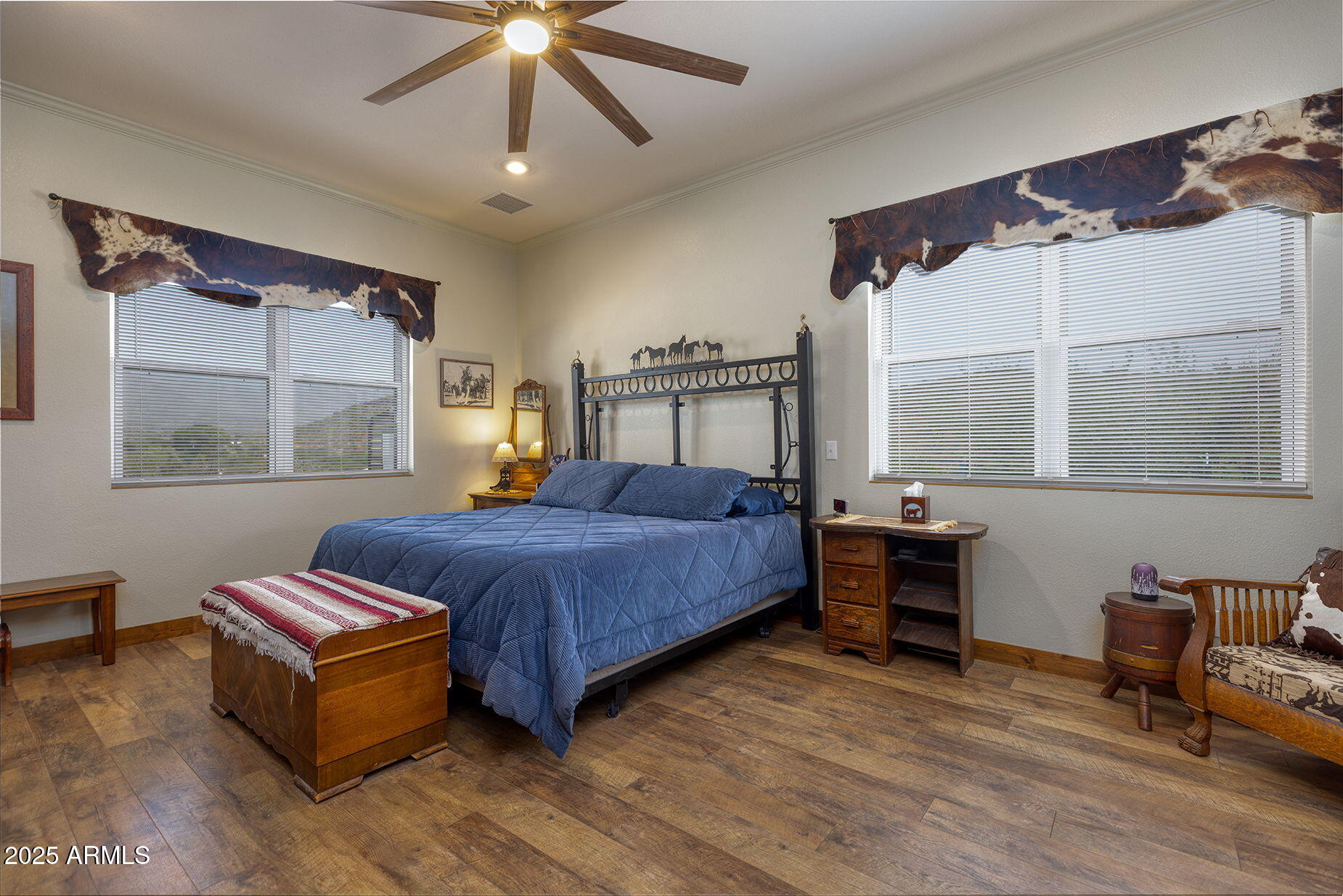828 North Gun Creek Road Payson, AZ 85541 - Photo 19 of 57 a spacious bedroom with a bed and wooden floor