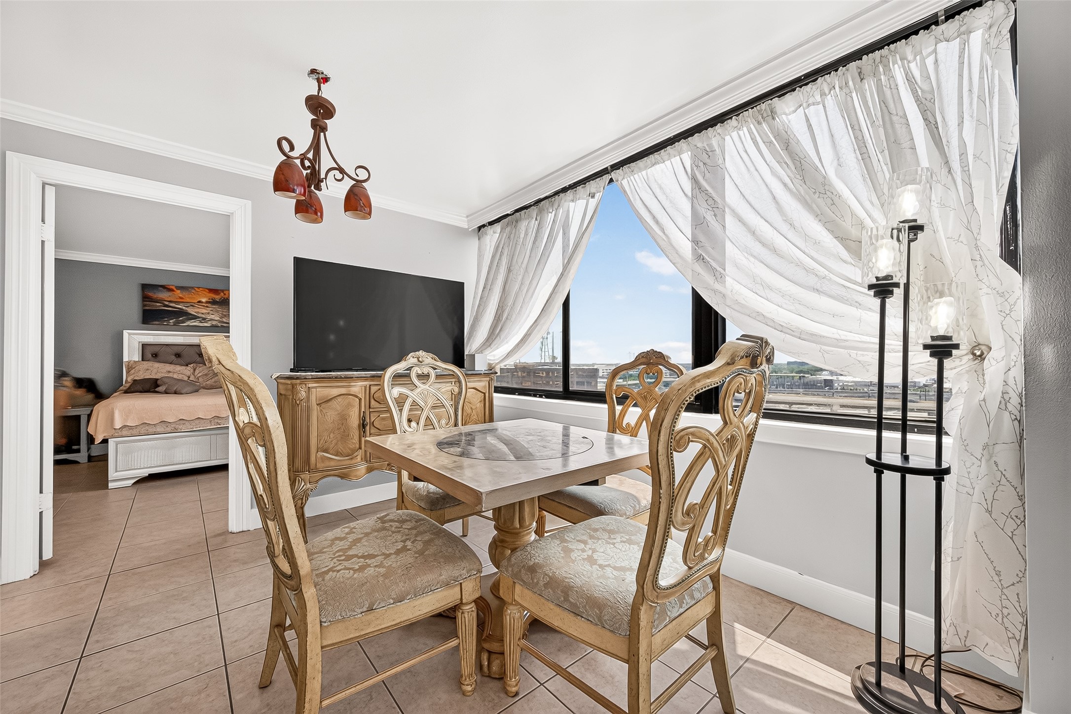3525 Sage Road, Unit 1116 Houston, TX 77056 - Photo 9 of 25 Dining area conveniently positioned beside the kitchen and primary bedroom.