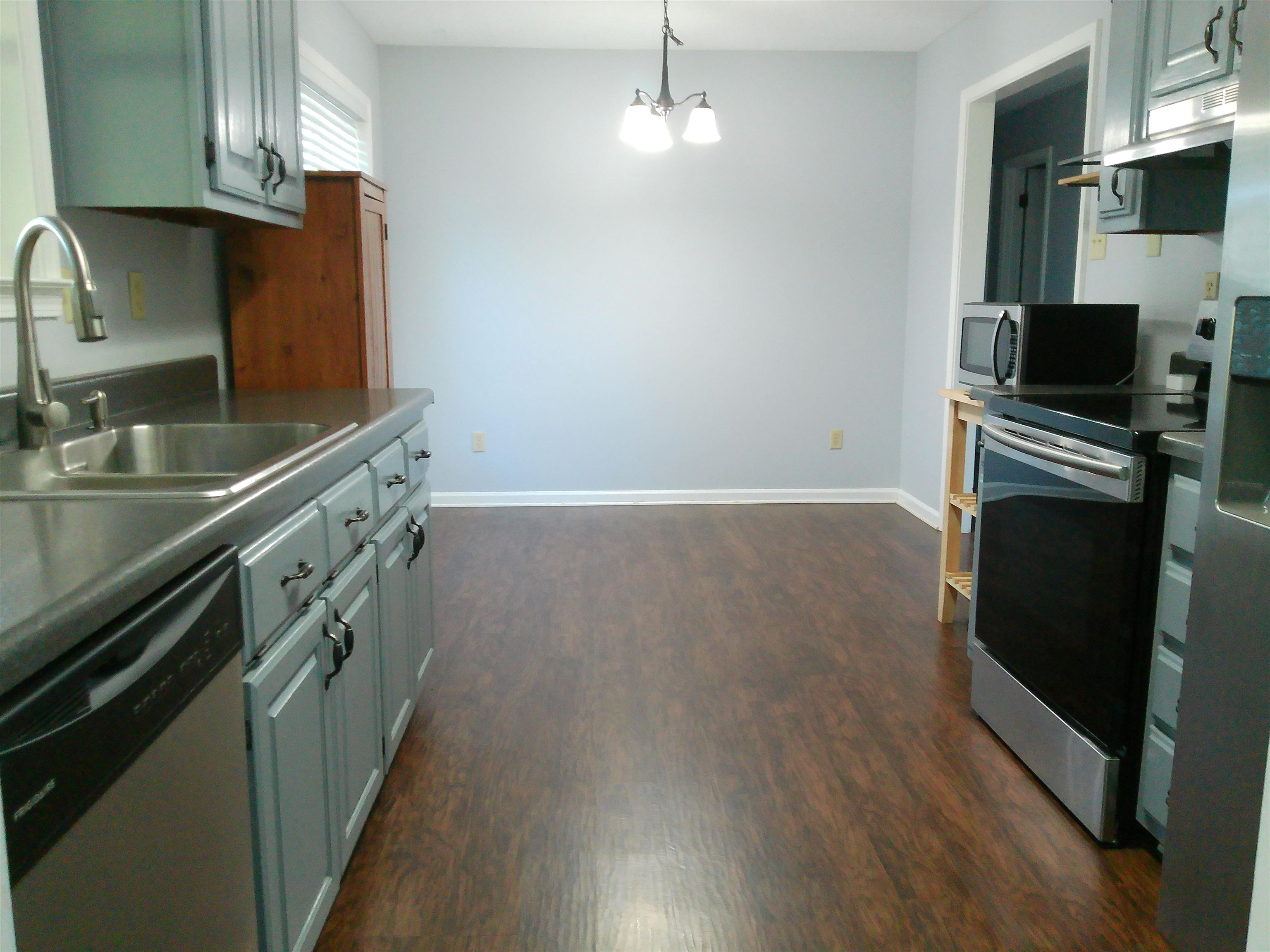 336 Pwr Loop Munford, TN 38058 - Photo 3 of 24 Kitchen featuring a notable chandelier, dark hardwood / wood-style flooring, sink, and appliances with stainless steel finishes