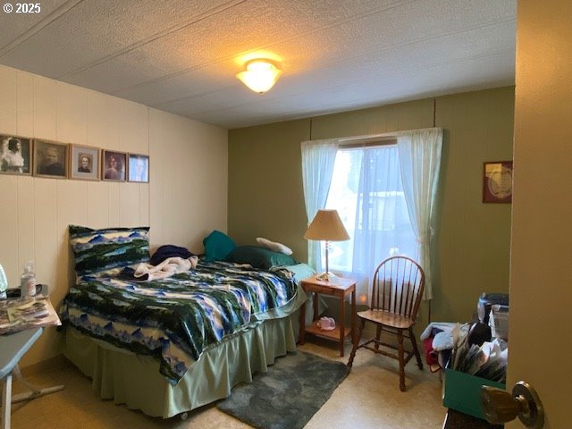 1125 58th Street, Unit 77 Springfield, OR 97478 - Photo 8 of 22 a bedroom with two beds and a lamp
