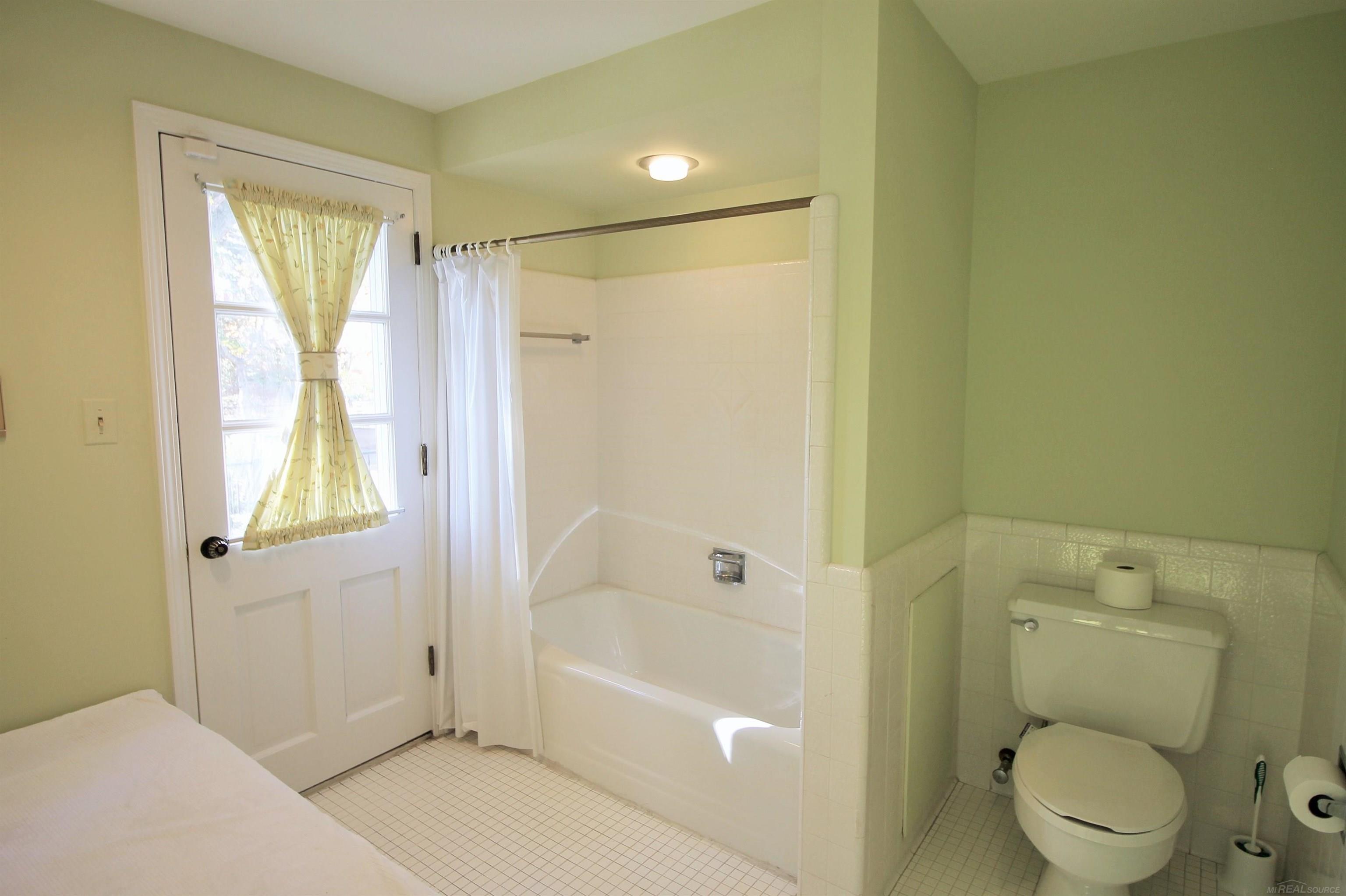 1341 Devonshire Road Grosse Pointe, MI 48230 - Photo 35 of 68 50094711-34.JPG