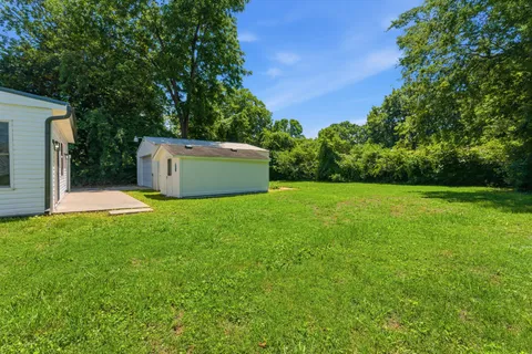 a view of a backyard