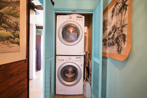 a close up view of a washer and dryer