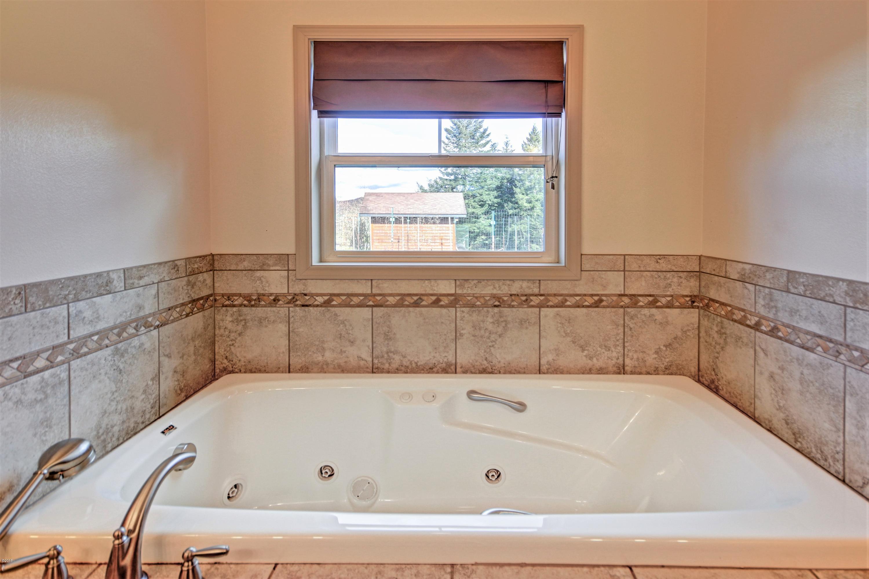 225 Elk City Road Toledo, OR 97391 - Photo 22 of 42 Master Bath