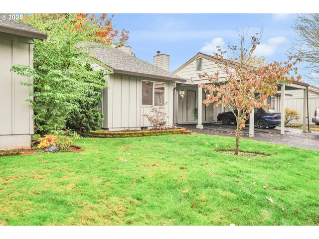 a view of a house with backyard and garden