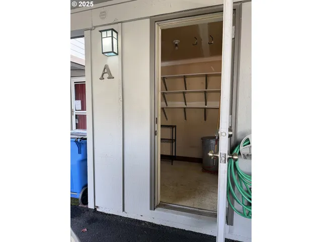 a view of an entryway and livingroom