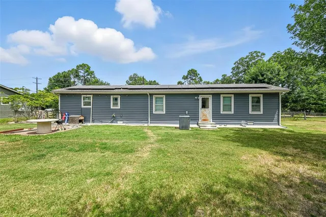 a view of a yard in front of house