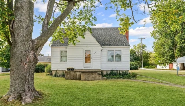 a view of a house with a yard
