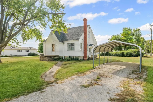 a view of a house with backyard and tree s