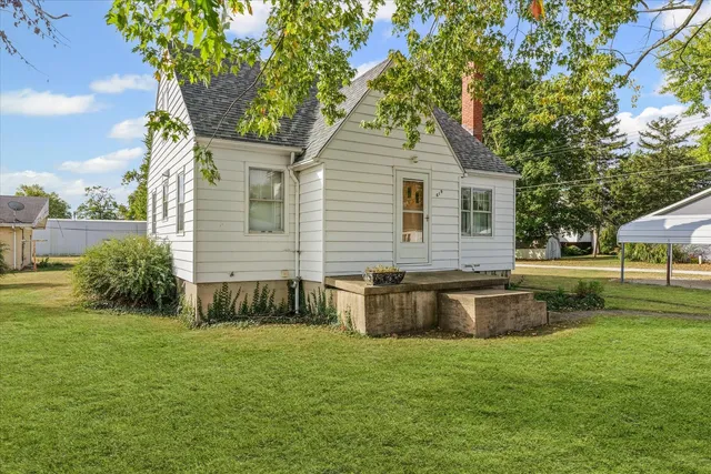 a view of a house with a yard