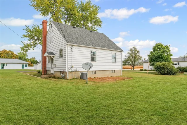 a view of a house with a yard