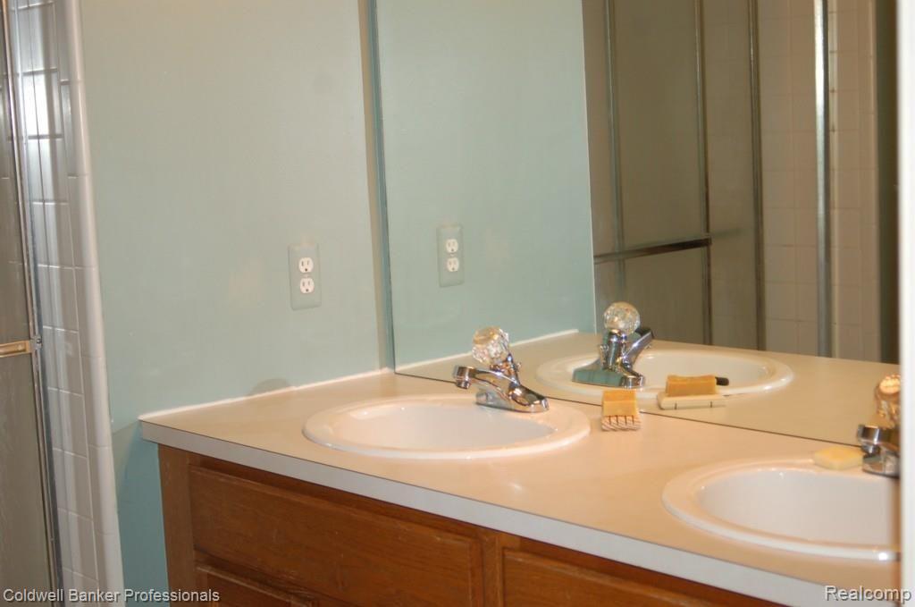 1010 Pointe Pl Boulevard Rochester, MI 48307 - Photo 22 of 33 052.jpg