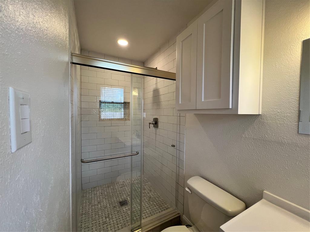 2406 Ridgecrest Drive Garland, TX 75041 - Photo 15 of 22 Primary Bath