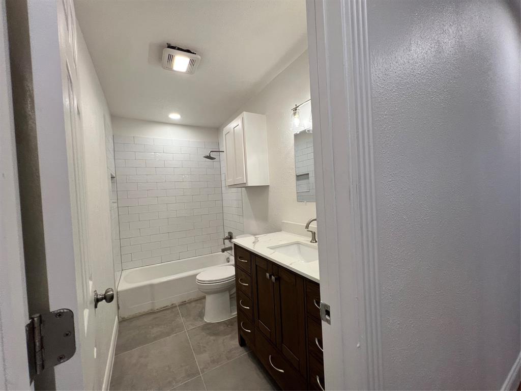 2406 Ridgecrest Drive Garland, TX 75041 - Photo 18 of 22 Guest bathroom