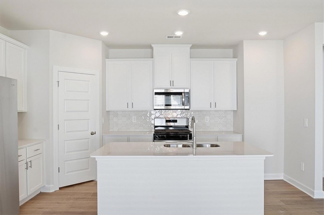 973 Penfold Pointe Point Blythewood, SC 29016 - Photo 8 of 39 This bright kitchen features a large island and ample cabinet storage.