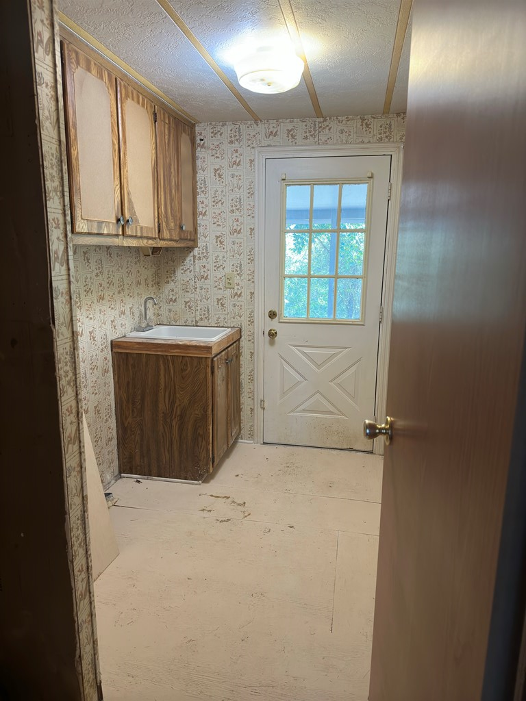 600 Moye Road Columbus, GA 31907 - Photo 13 of 26 Laundry w/ door to back deck