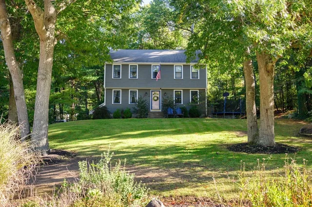 a view of a house with a yard