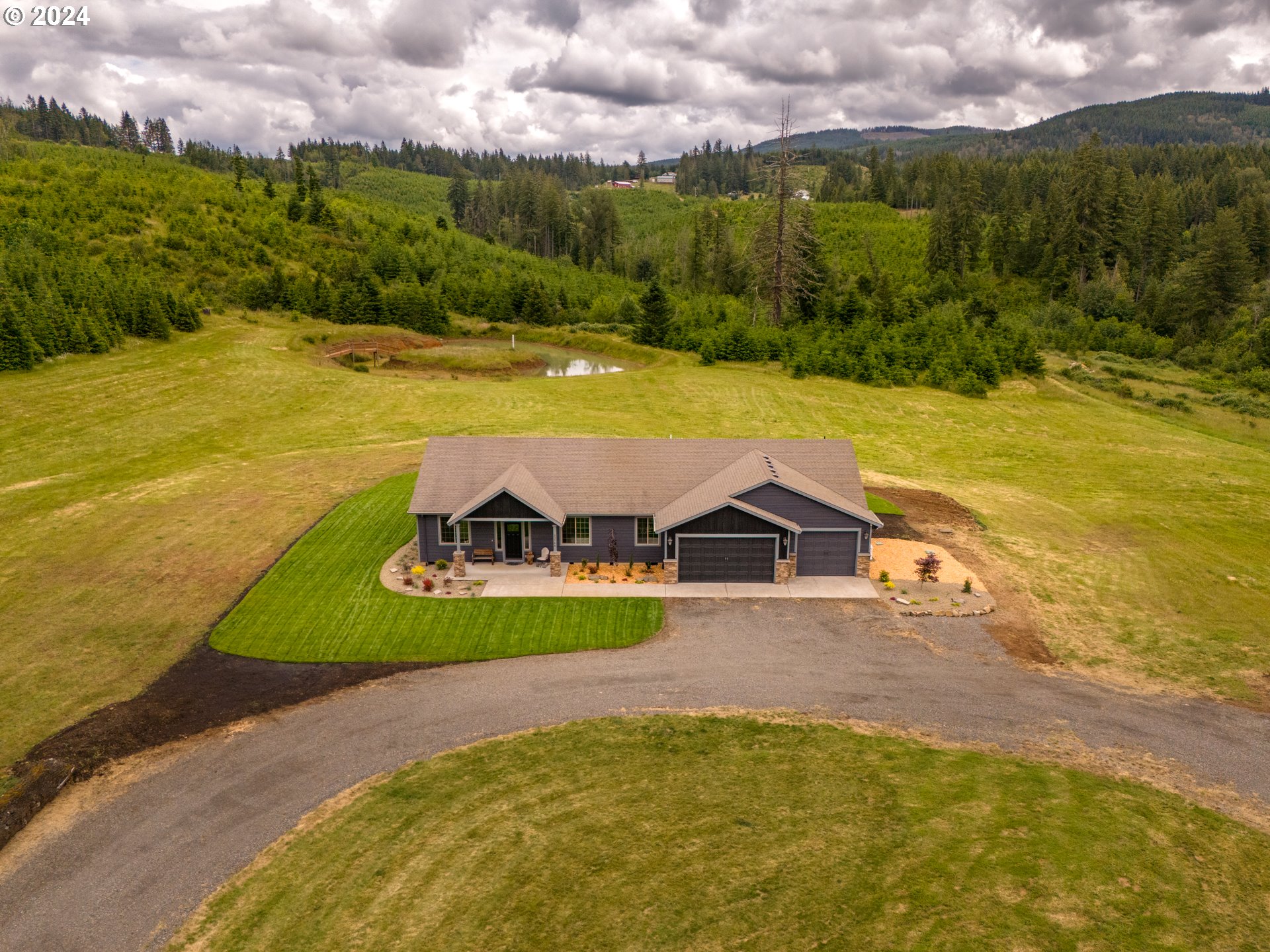 23766 South Bonney Road Colton, OR 97017 - Photo 4 of 32 a view of a swimming pool with a yard
