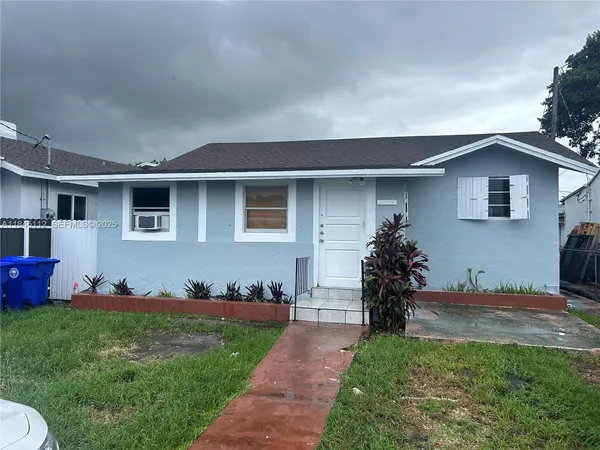 a front view of house with yard