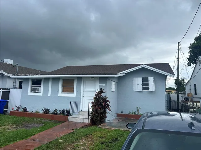 a view of a house with backyard