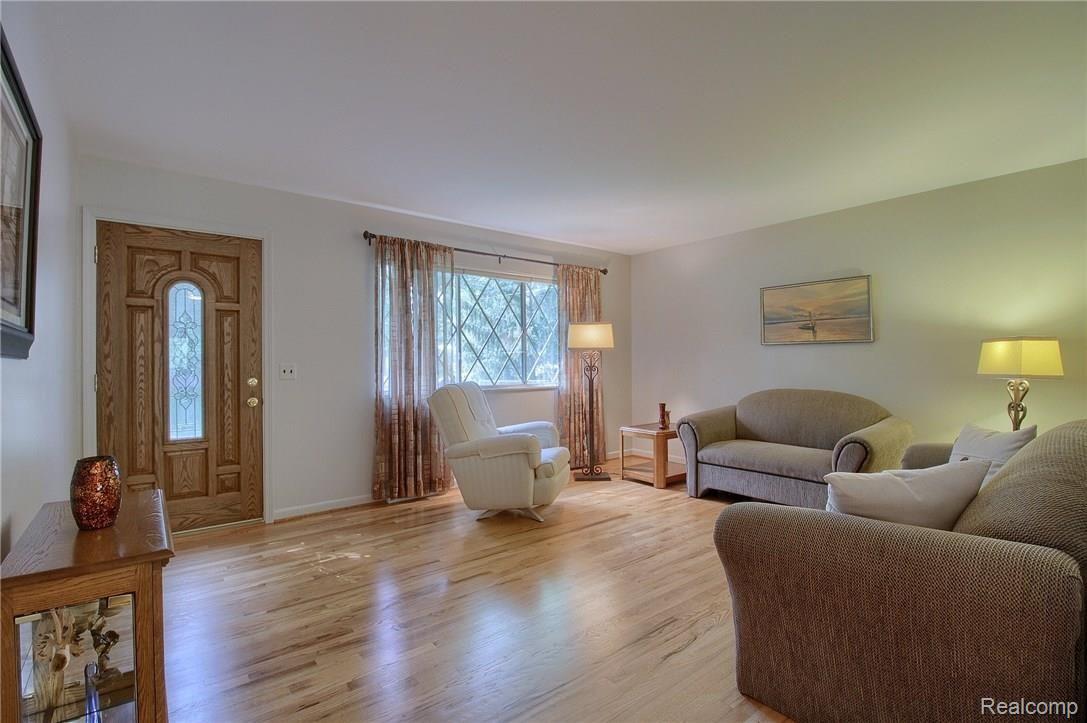 5180 Westview Road Clarkston, MI 48346 - Photo 4 of 32 Living_Room.jpg