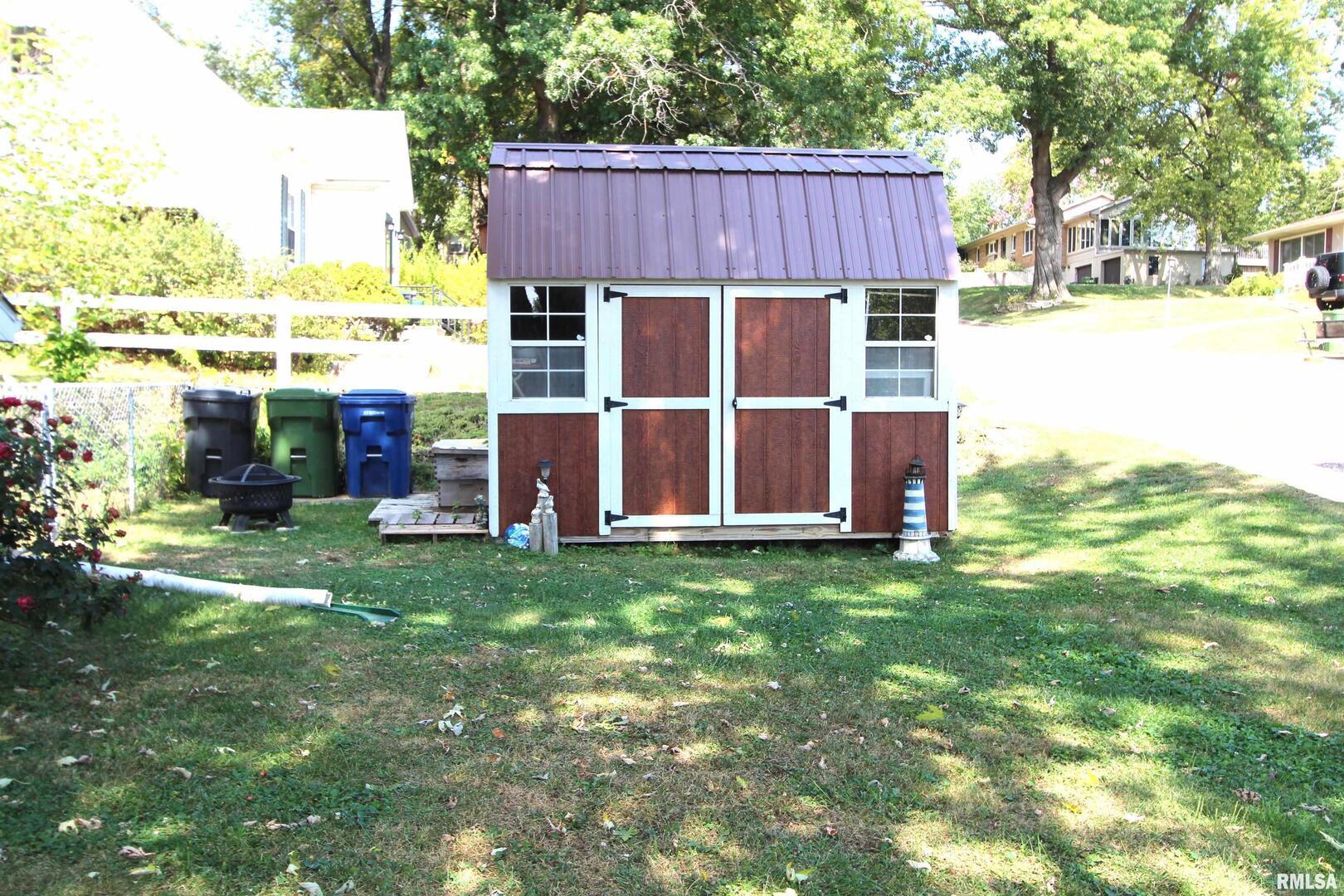 1330 Florence Avenue Clinton, IA 52732 - Photo 18 of 20 a house view with a garden space
