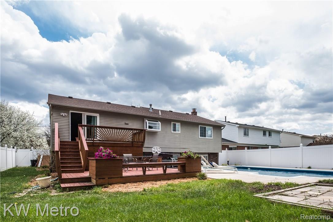 8503 Mannington Road Canton, MI 48187 - Photo 4 of 17 Backyard 2.jpg