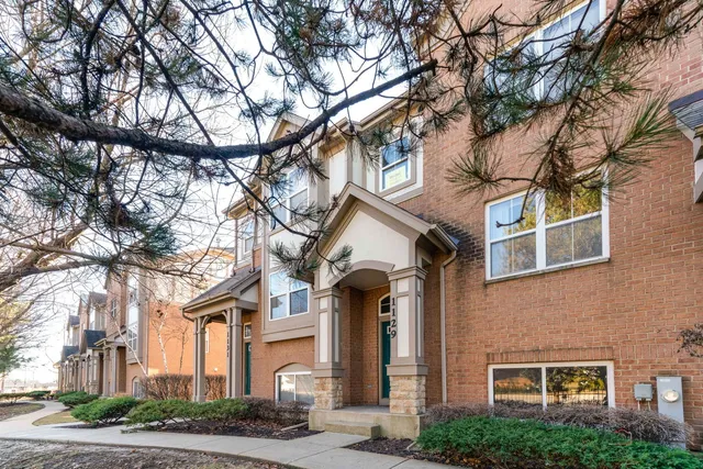 $349,900 | 1129 North Claremont Drive, Unit 1129, Palatine, IL 60074
