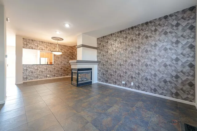 $349,900 | 1129 North Claremont Drive, Unit 1129, Palatine, IL 60074