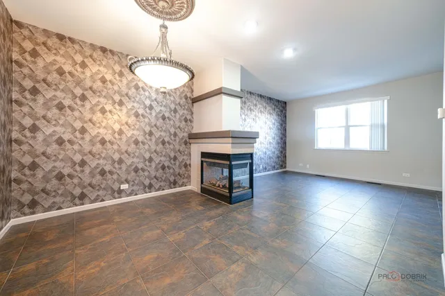 $349,900 | 1129 North Claremont Drive, Unit 1129, Palatine, IL 60074