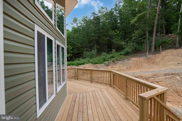 a view of a house with backyard and garden