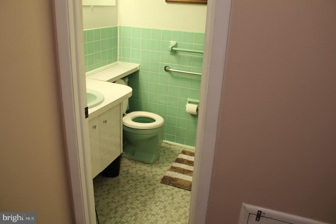 3549 Kyle Road Philadelphia, PA 19154 - Photo 17 of 33 Green Bathroom
