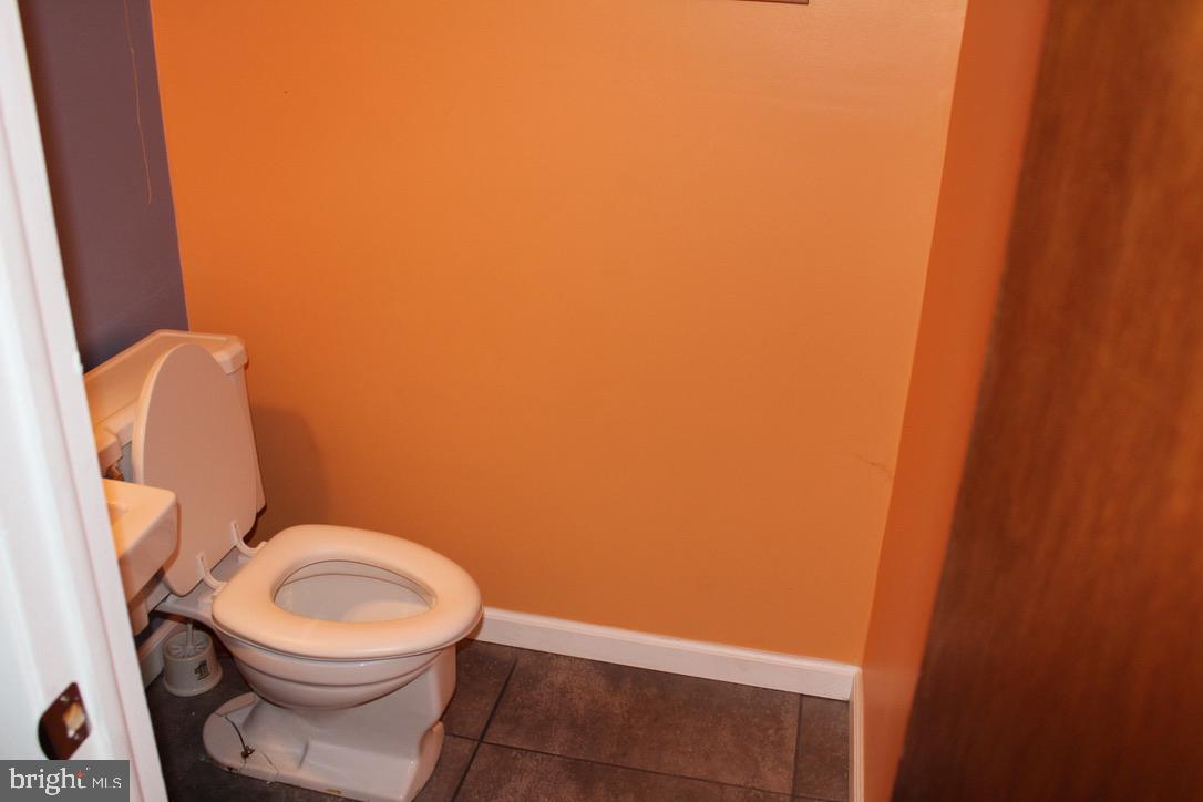 3549 Kyle Road Philadelphia, PA 19154 - Photo 27 of 33 Orange Bathroom