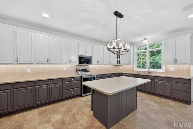 $825,000 | 229 Toussaint Landing Drive, Dardenne Prairie, MO 63368