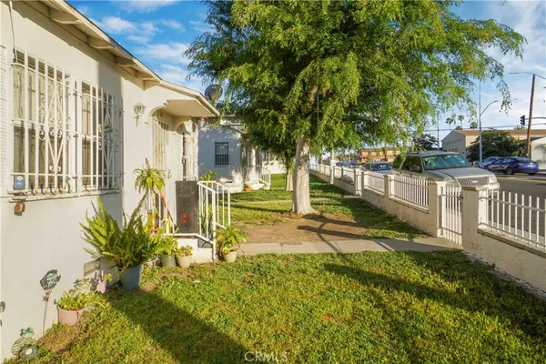 a house view with a backyard space