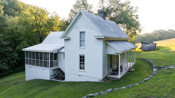 a view of a back yard of the house