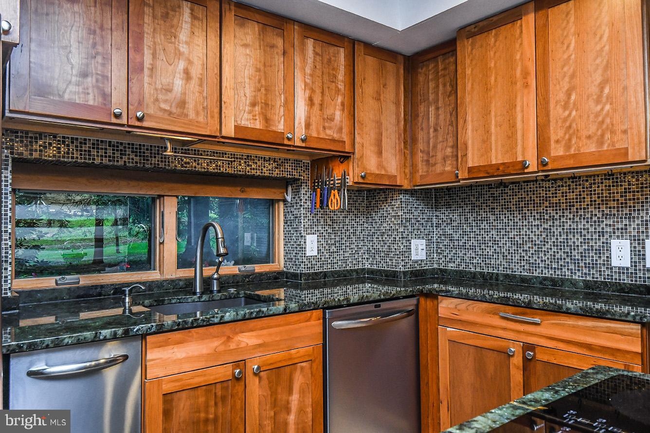 42 Arthur Devine Road Accident, MD 21520 - Photo 21 of 46 Beautiful backsplash and stainless appliances