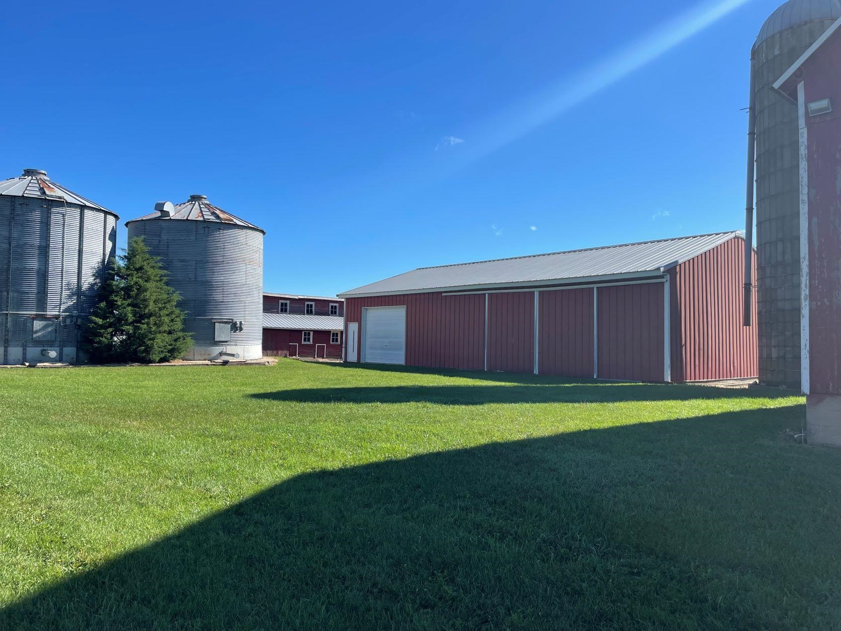 3076 Alworth Road Winnebago, IL 61088 - Photo 17 of 28 a view of a big room with a big yard