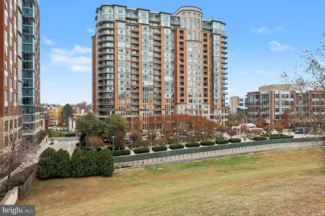 a view of ocean with a multi story building