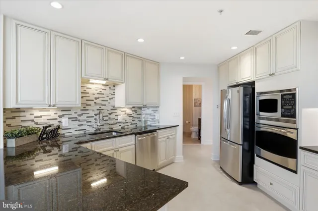 $1,100,000 | 8220 Crestwood Heights Drive, Unit 807, McLean, VA 22102