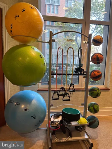 $1,100,000 | 8220 Crestwood Heights Drive, Unit 807, McLean, VA 22102