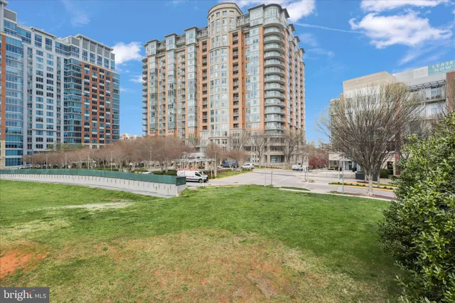 $1,100,000 | 8220 Crestwood Heights Drive, Unit 807, McLean, VA 22102