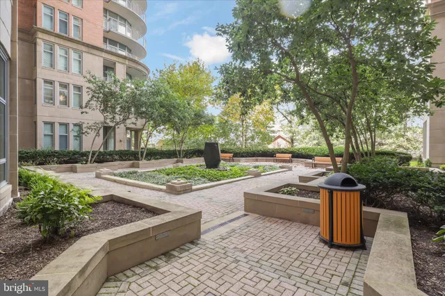 $1,100,000 | 8220 Crestwood Heights Drive, Unit 807, McLean, VA 22102